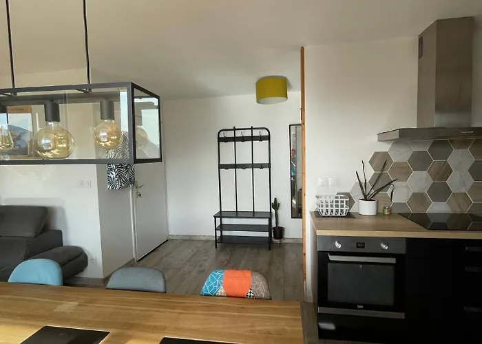 Bright Duplex- Terrace-brison-saint-innocent شقة *
