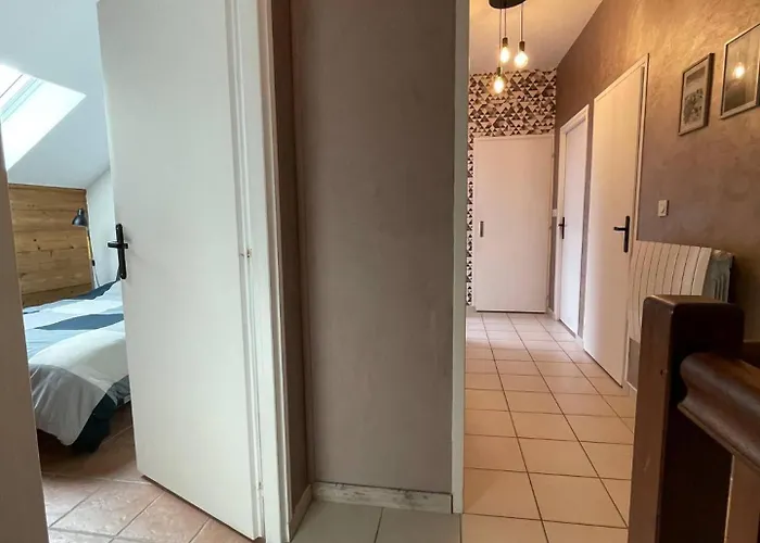 Bright Duplex- Terrace-brison-saint-innocent شقة *